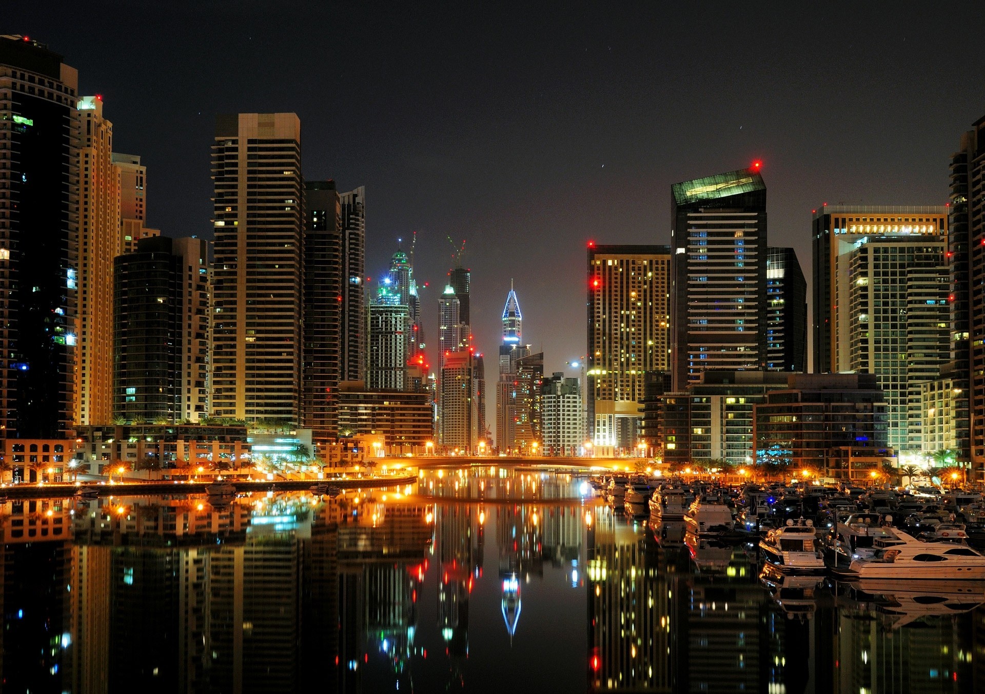 dubai nacht yachten bäume boote hafen häuser. marina stadt