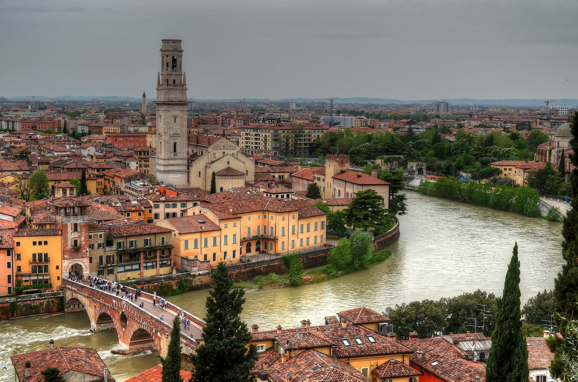 italien ponte pietra verona fluss adige brücke panorama gebäude promenade