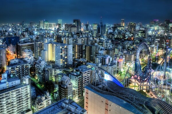 Lumières colorées de la ville la nuit