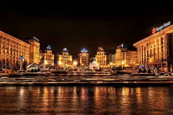 Edificios nocturnos iluminados en Kiev