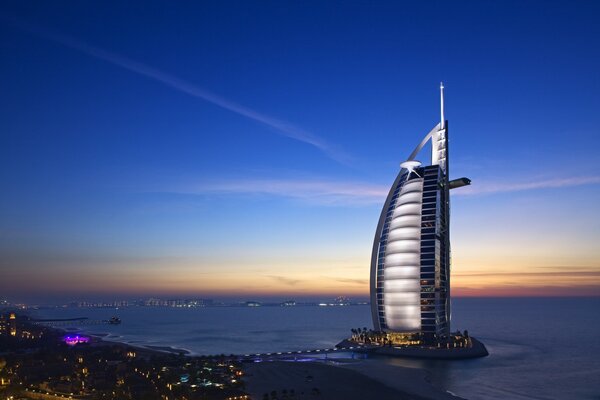 Hotel in Dubai vor dem Hintergrund des Meeres und des Sonnenuntergangs