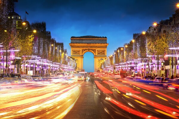 Arco de triunfo en las luces de la ciudad nocturna