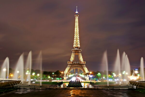 Die Beleuchtung der Brunnen und des Eiffelturms in Paris