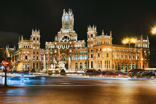 Arquitectura nocturna de la ciudad española de Madrid