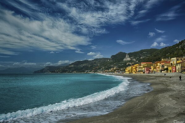 Splendido paesaggio della costa trasparente del Mar Ligure