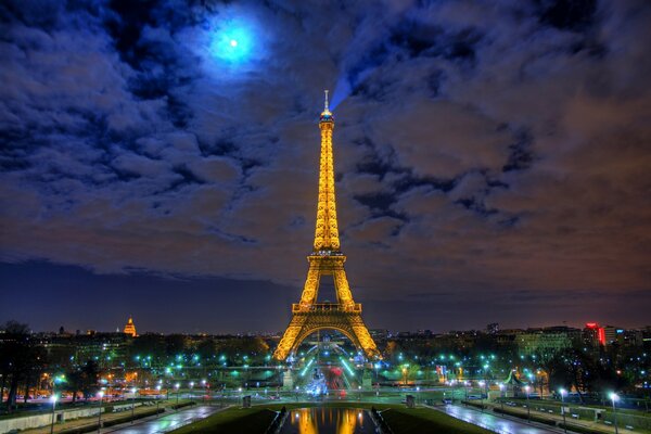 Luces de la torre Eiffel al atardecer