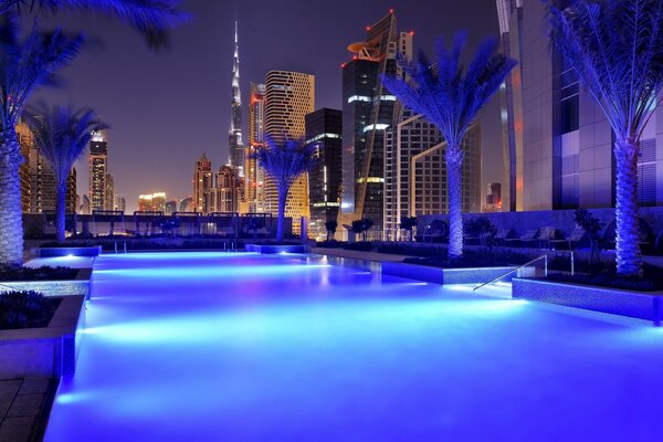 Vue de la piscine sur la ville de nuit