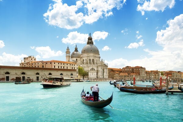 La gente naviga a gandol sul Fiume Azzurro verso l antica cattedrale