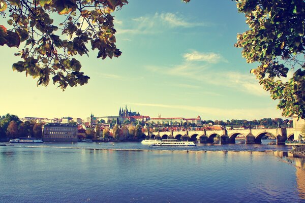 Szeroki most nad wodą Pragi