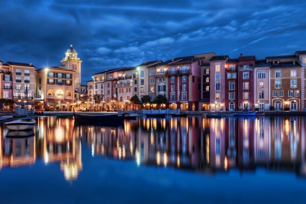 Ciudad nocturna en el reflejo del agua