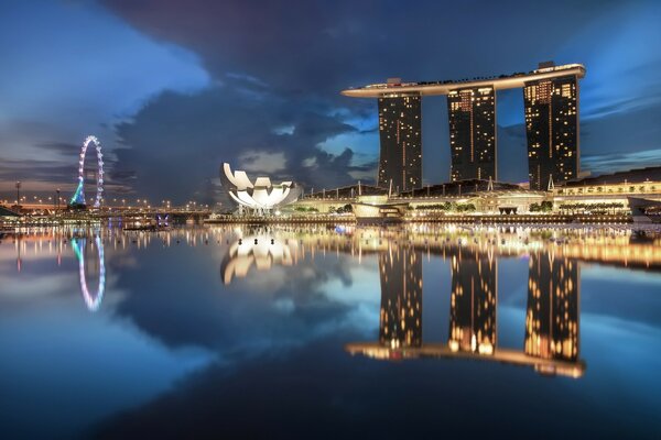 Le reflet de Singapour dans l eau du crépuscule