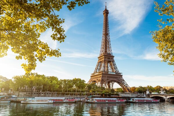 Blick vom Wasser auf den legendären Eiffelturm in Paris