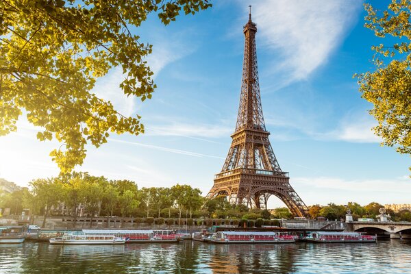 Vista dall acqua della leggendaria torre Eiffel a Parigi