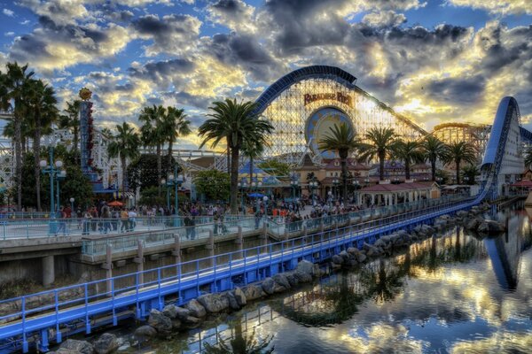 Disneyland en Californie. Palmiers. Nuages dans la réflexion