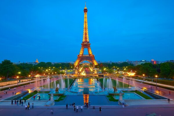 La Torre Eiffel sullo sfondo della Notte di Parigi