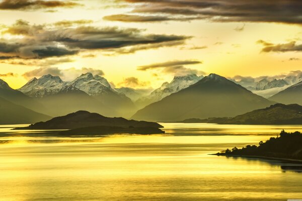 Natura invernale e tramonto giallo