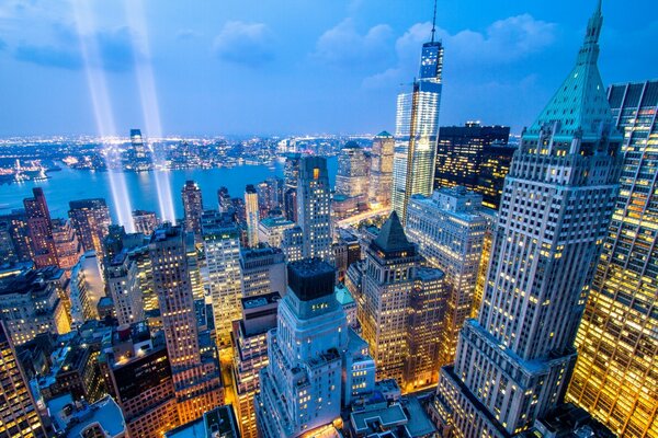 Panorama de la ciudad de nueva York con vistas a la ciudad nocturna y al río