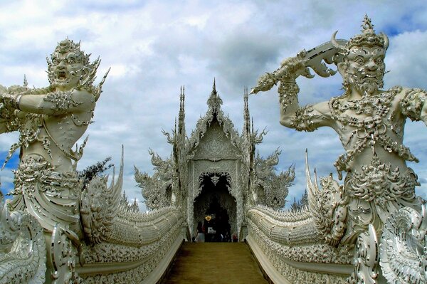 Ingresso incredibilmente bello al tempio Thailandese