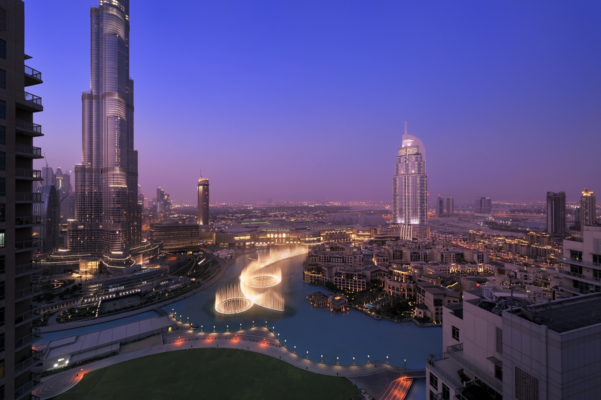 dubai árboles noche panorama. naght ciudad casas