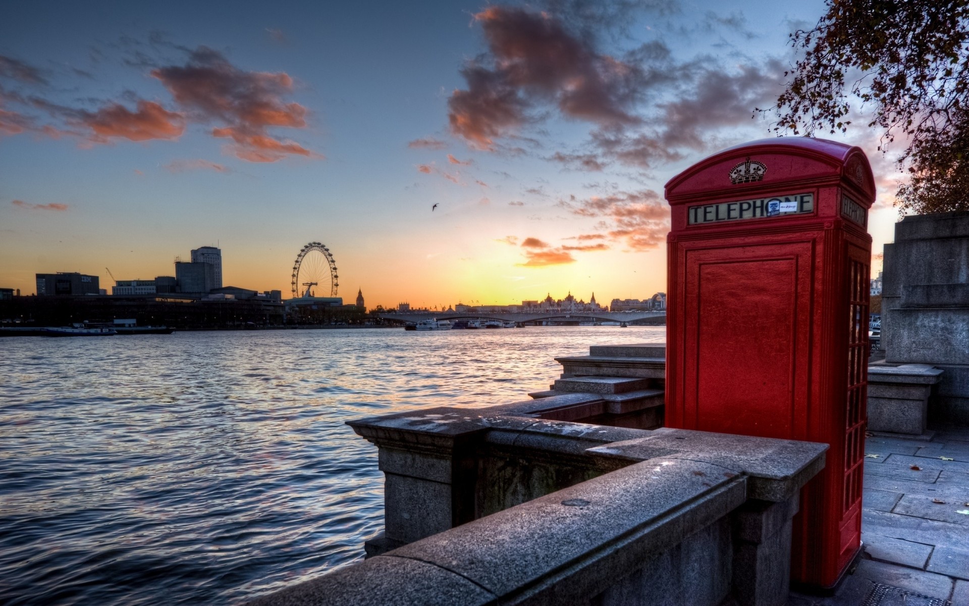 río inglaterra cabina telefónica londres reino unido terraplén