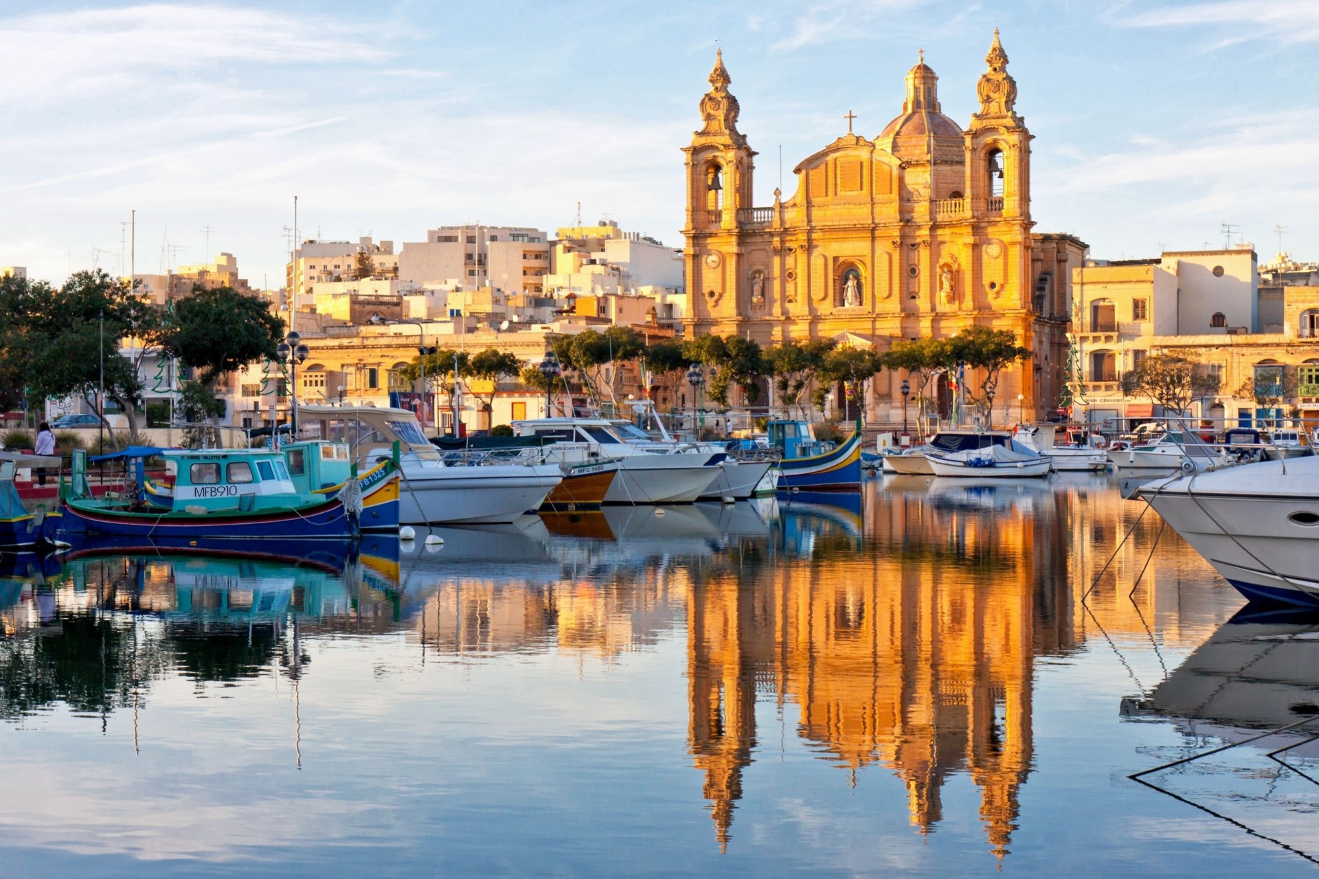 malta catedral barcos reflexión puerto valeta