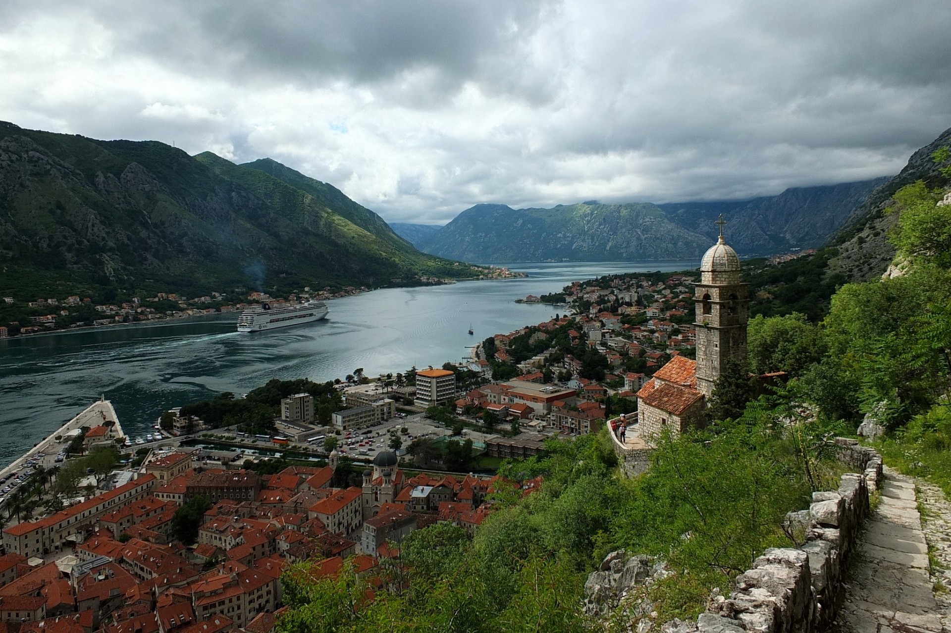 kirche bucht landschaft kotor montenegro bucht von kotor panorama liner bucht von kotor berge