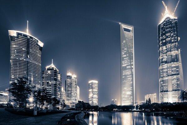 Die Wolkenkratzer von Shanghai am Wasser