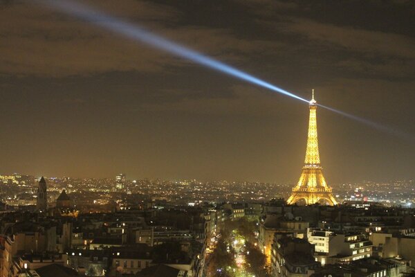 La torre Eiffel en la noche de París