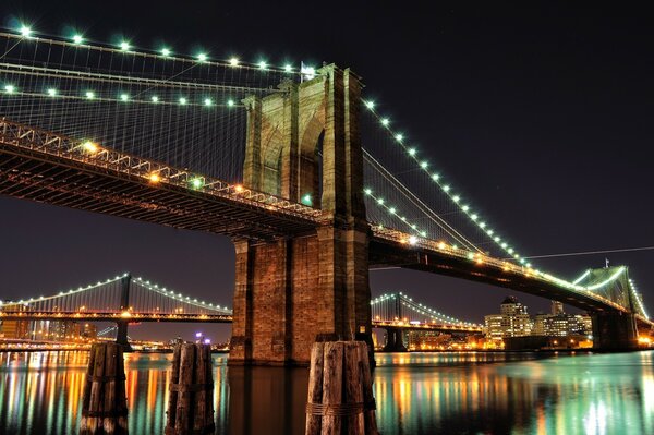 Luces en el puente por la noche en la ciudad