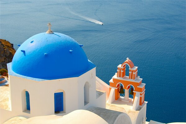 Santorini. Foto de la iglesia con una cúpula azul sobre el fondo del mar Egeo