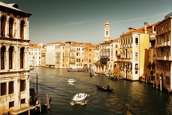 Edificios en el agua en la ciudad italiana de Venecia