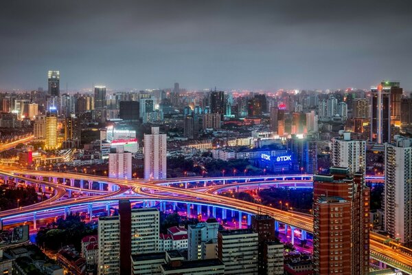 Autopista de la ciudad nocturna de Shanghai