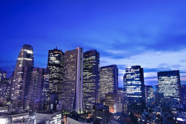 Die Lichter der Wolkenkratzer im nächtlichen Tokio