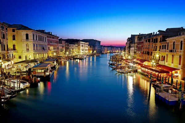 Il canale principale di Venezia di notte, nei fuochi d artificio delle luci della città