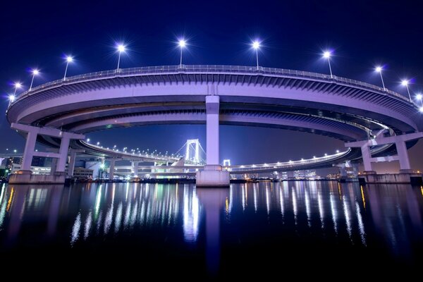 Beleuchtete Brücke in Tokio