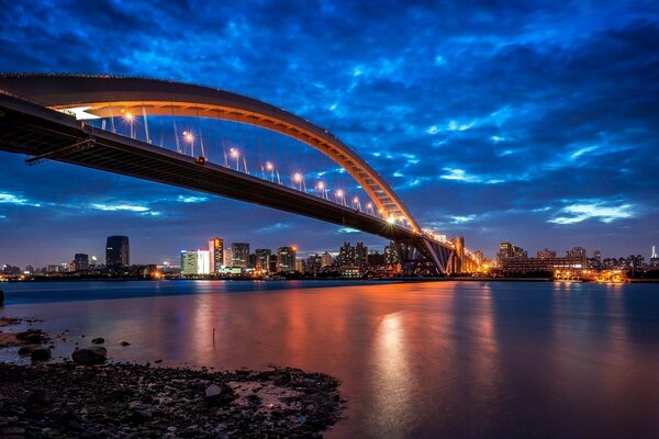 Pont sur la rivière Huangpu en Chine