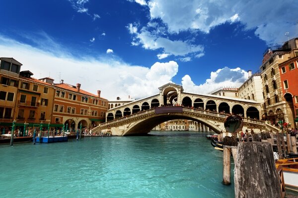 Bellissimo edificio vicino al ponte in Italia