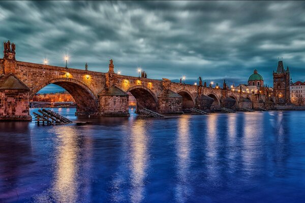 Karlsbrücke in Tschechien bei Nacht