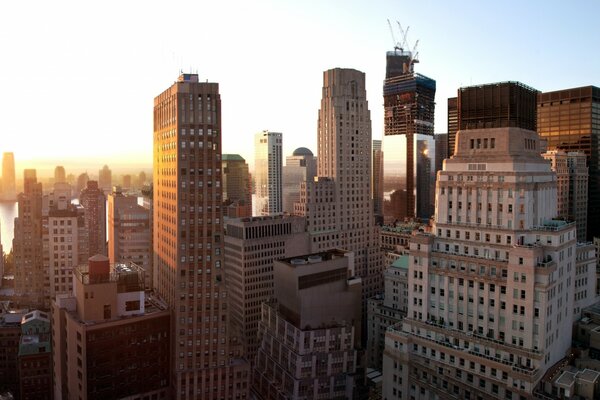 Blick auf die Wolkenkratzer in New York bei Sonnenuntergang