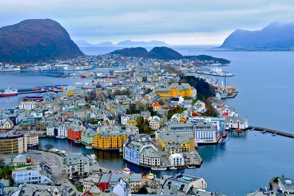 Panorama del porto in Norvegia sullo sfondo delle montagne