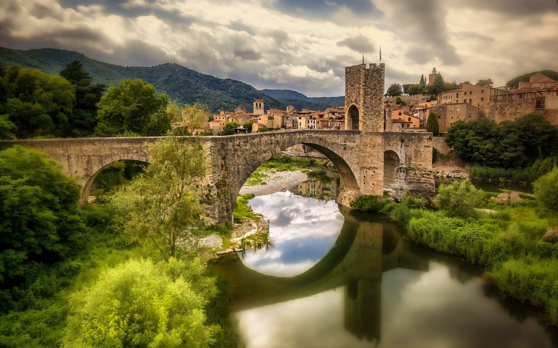 katalonia rzeka odbicie most besalu rzeka fluvia hiszpania