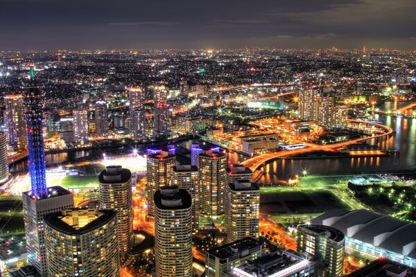 Ville de nuit dans les lumières colorées