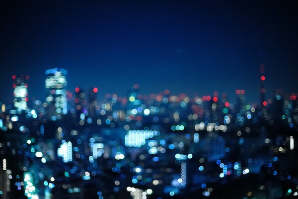 Luces azules de la ciudad nocturna