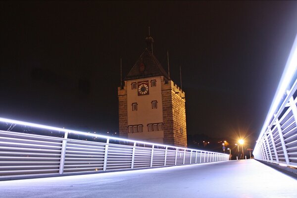 Puente nocturno en Alemania