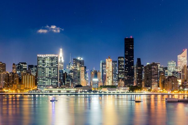 Vista de la ciudad por la noche