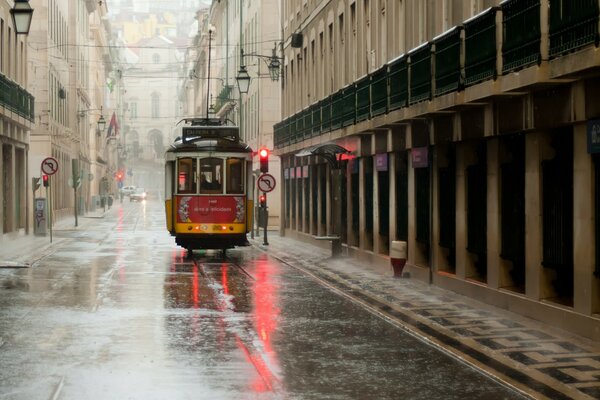 Tranvía de la ciudad entre las calles grises