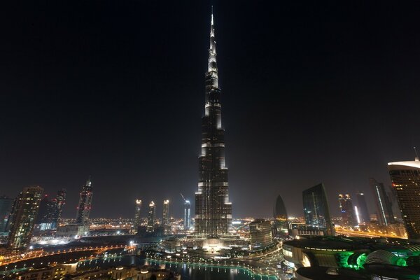 Burj Khalifa luminoso por la noche