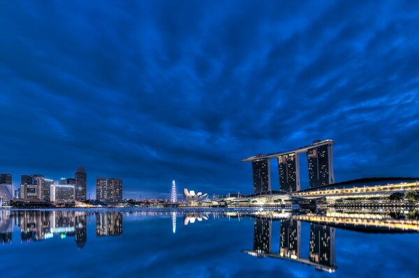 Riflesso del cielo blu nell acqua. Notte a Singapore