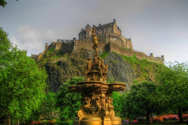 Fuente en el fondo de la vegetación y el castillo