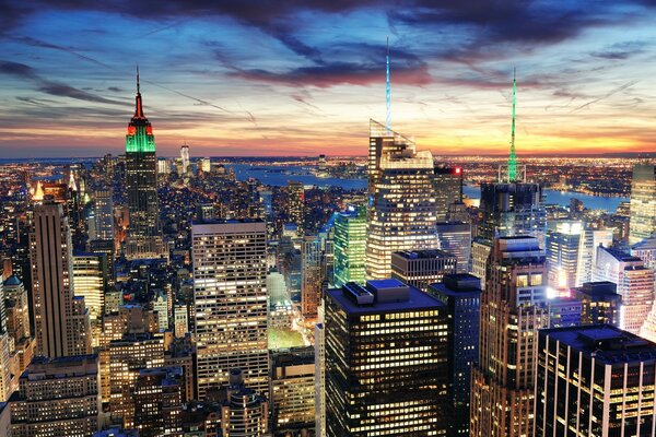 Noche De Nueva York. Vista desde arriba de los famosos rascacielos en un mar de luces